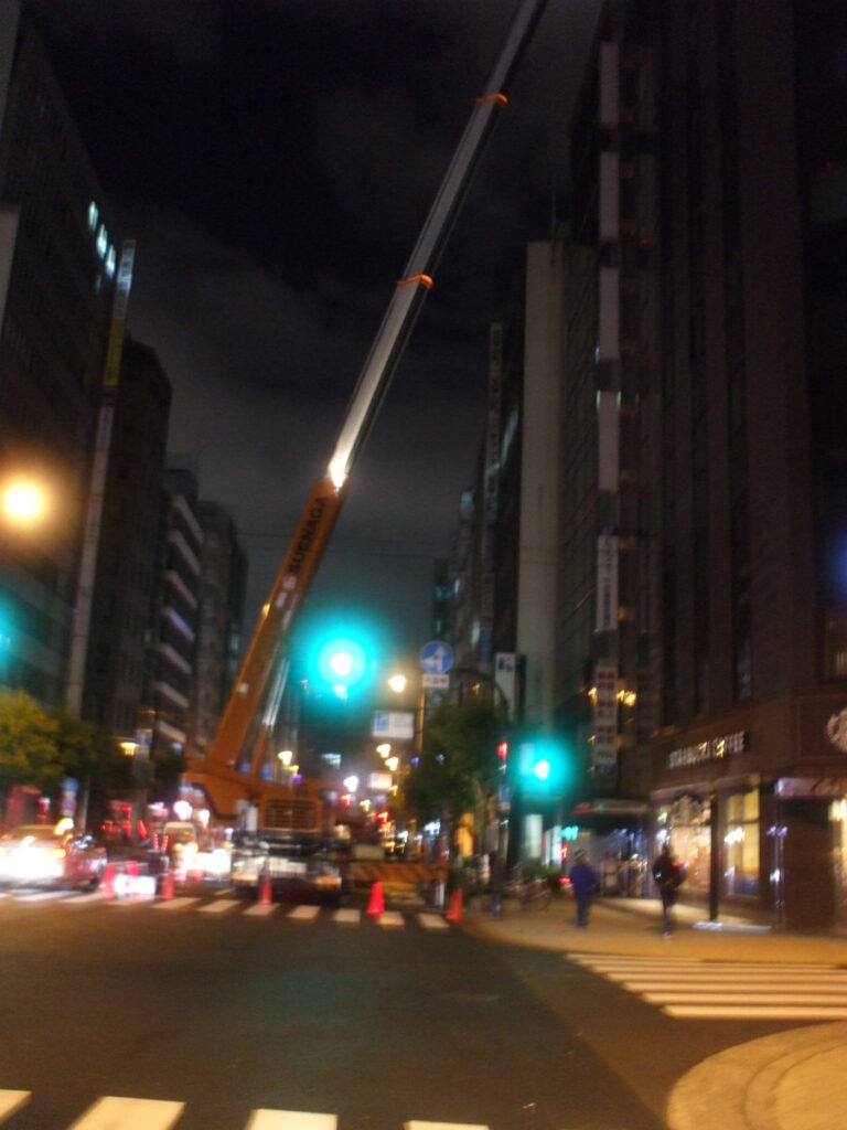 レッカー車にてトランス搬入(幹線道路2車線封鎖)