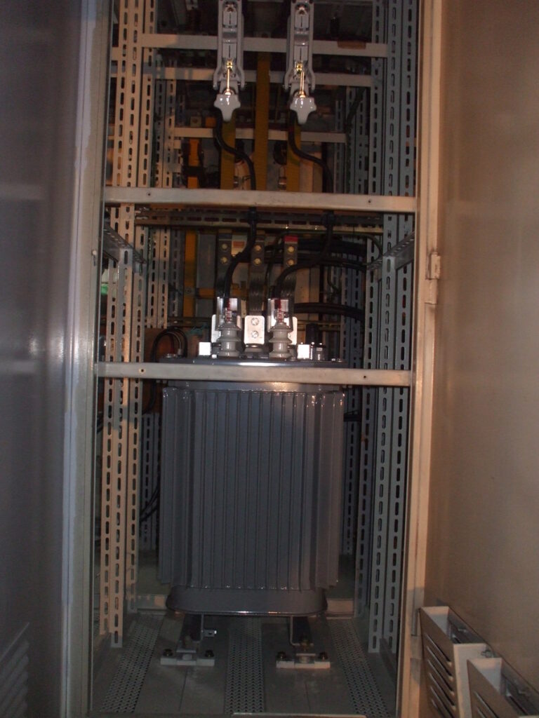 電灯トランス75kVA据付