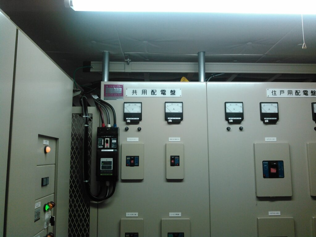 改修後(パネル盤 上部 電流計電圧計取付)