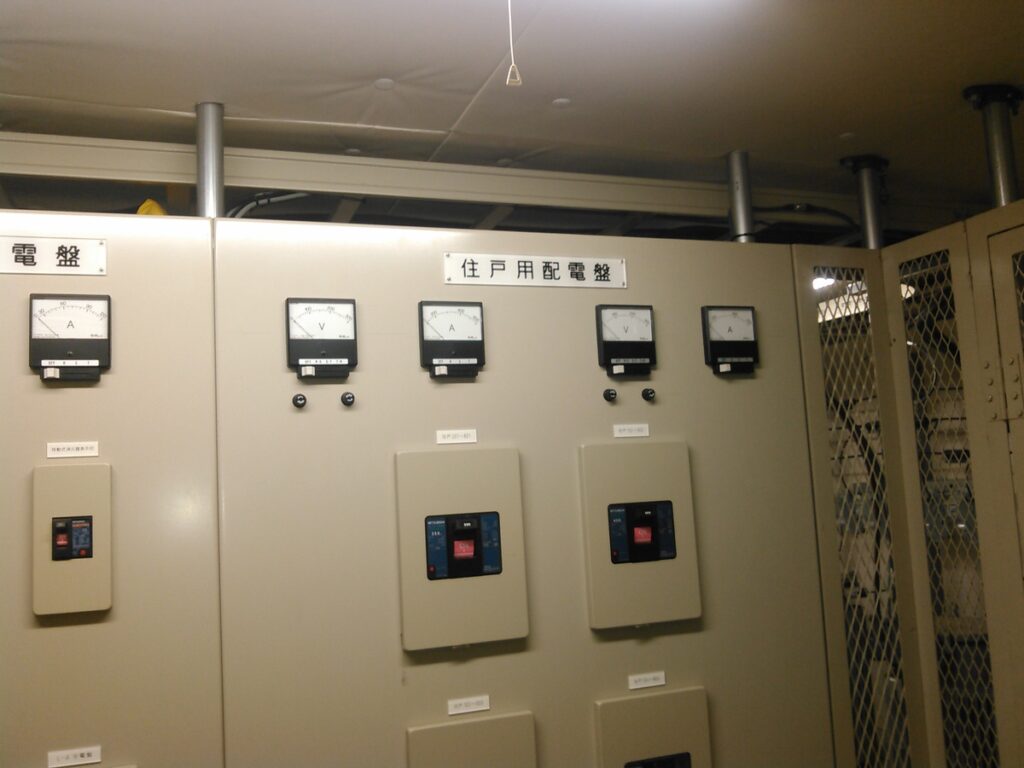 改修後(パネル盤 上部 電流計電圧計取付)