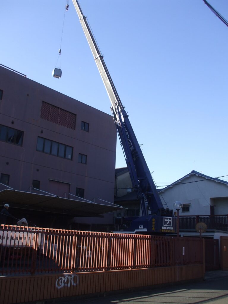 電灯トランスレッカーにて吊り下げ作業